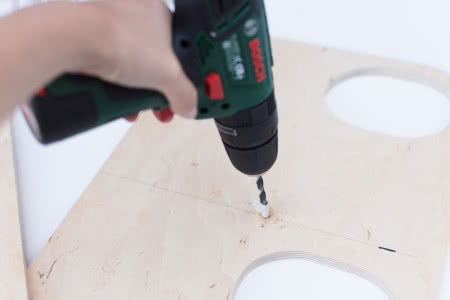 Wiercenie otworów pod wklejenie kołków w krzesełku. Wiercenie otworów pod wklejenie kołków w krzesełku.